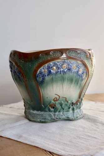 Grand cache-pot vintage barbotine style Art Nouveau – Décor floral