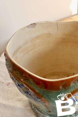 Grand cache-pot vintage barbotine style Art Nouveau – Décor floral