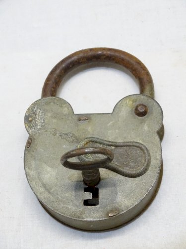 -GRAND CADENAS TETE DE MICKEY AVEC SA CLE FONCTIONNE COLLECTION DECO VITRINE  D