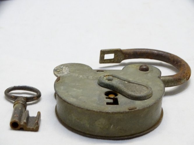 -GRAND CADENAS TETE DE MICKEY AVEC SA CLE FONCTIONNE COLLECTION DECO VITRINE  D