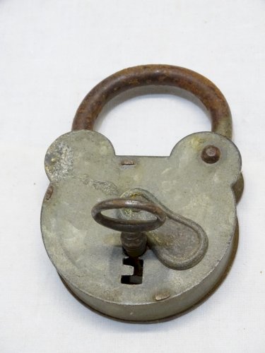 -GRAND CADENAS TETE DE MICKEY AVEC SA CLE FONCTIONNE COLLECTION DECO VITRINE  D