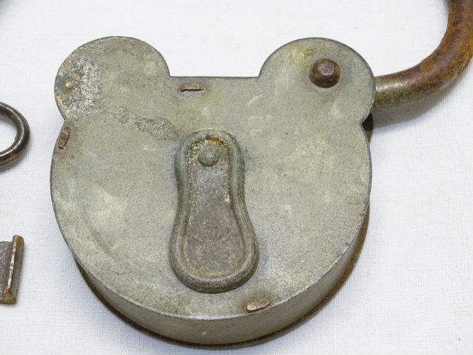 -GRAND CADENAS TETE DE MICKEY AVEC SA CLE FONCTIONNE COLLECTION DECO VITRINE  D