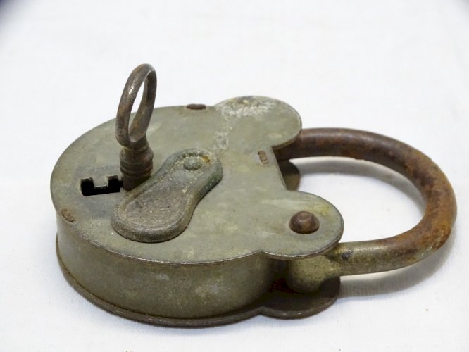 -GRAND CADENAS TETE DE MICKEY AVEC SA CLE FONCTIONNE COLLECTION DECO VITRINE  D
