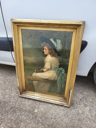 GRAND CADRE CHROMO SOUS VERRE JEUNE FILLE AU CHAPEAU