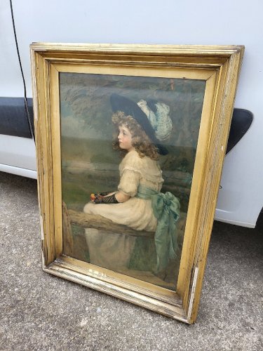 GRAND CADRE CHROMO SOUS VERRE JEUNE FILLE AU CHAPEAU