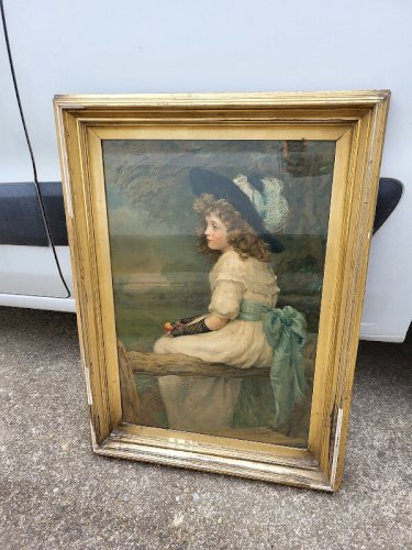 GRAND CADRE CHROMO SOUS VERRE JEUNE FILLE AU CHAPEAU