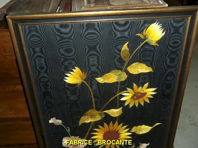 GRAND CADRE DE FLEURS SUR TISSU BRODE