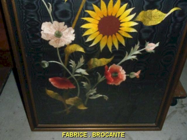 GRAND CADRE DE FLEURS SUR TISSU BRODE