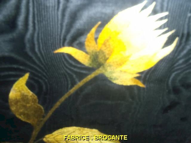 GRAND CADRE DE FLEURS SUR TISSU BRODE