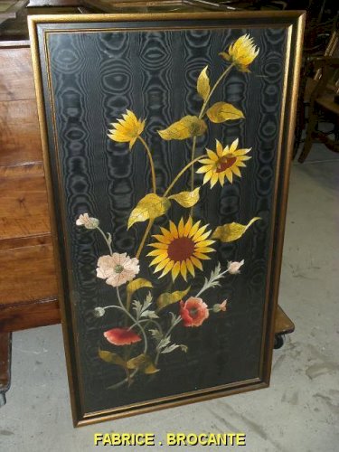 GRAND CADRE DE FLEURS SUR TISSU BRODE