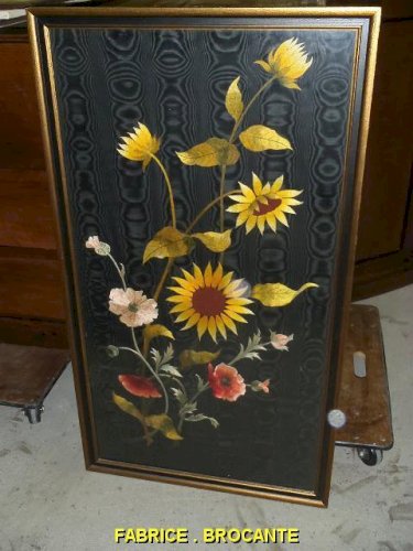 GRAND CADRE DE FLEURS SUR TISSU BRODE