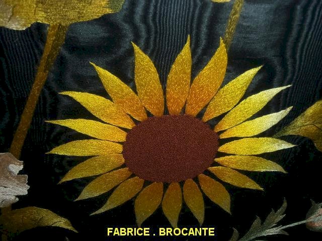 GRAND CADRE DE FLEURS SUR TISSU BRODE