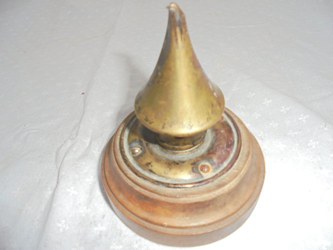 pointe de casque allemand impacte  de 1 guerre 