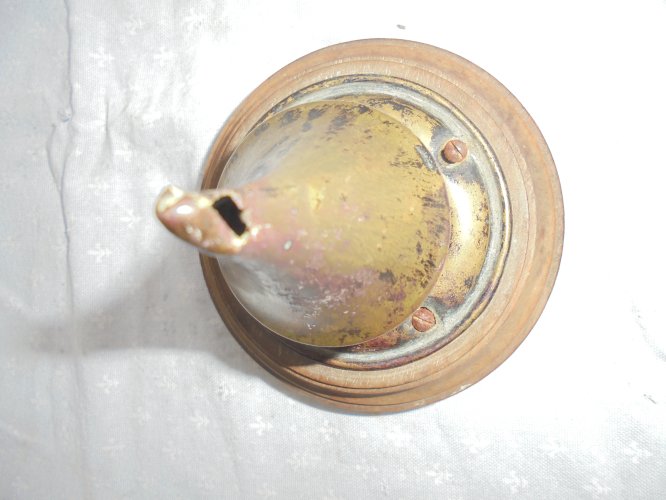 pointe de casque allemand impacte  de 1 guerre 