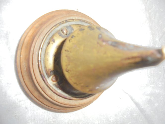 pointe de casque allemand impacte  de 1 guerre 