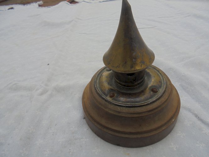 pointe de casque allemand impacte  de 1 guerre 