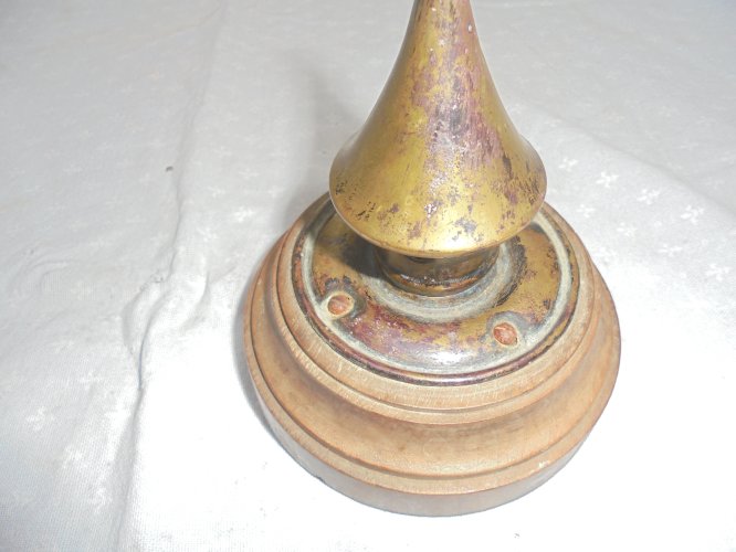 pointe de casque allemand impacte  de 1 guerre 