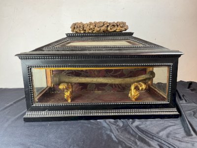 Grand Chasses en bois noirci Reliquaire – XVIIIe