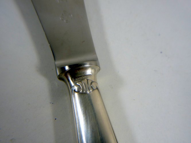 Grand couteau de table métal argenté Christofle modèle Vendôme signé L - 24,8 cm