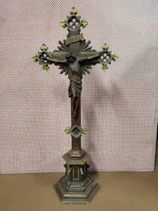 GRAND CRUCIFIX EN BOIS SCULPTE
