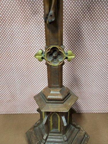 GRAND CRUCIFIX EN BOIS SCULPTE