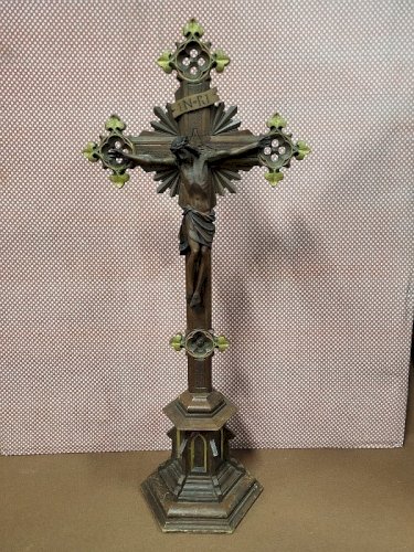 GRAND CRUCIFIX EN BOIS SCULPTE