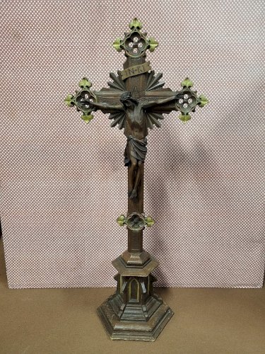 GRAND CRUCIFIX EN BOIS SCULPTE