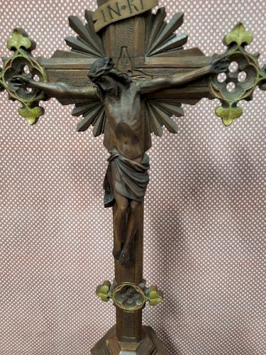 GRAND CRUCIFIX EN BOIS SCULPTE