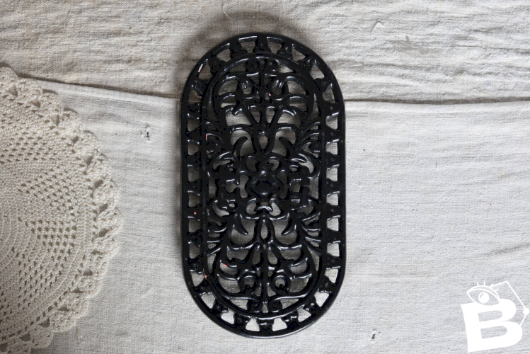 Grand dessous de plat vintage fonte ovale noir - Décor ajouré