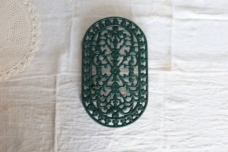 Grand dessous de plat vintage fonte ovale vert foncé - Décor ajouré