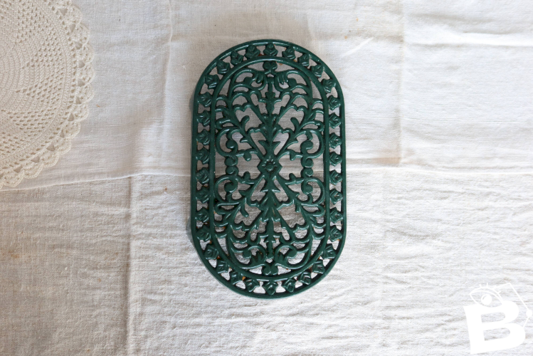 Grand dessous de plat vintage fonte ovale vert foncé - Décor ajouré