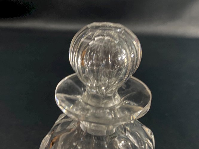 Grand flacon à parfum en cristal signé Baccarat, modèle Malmaison