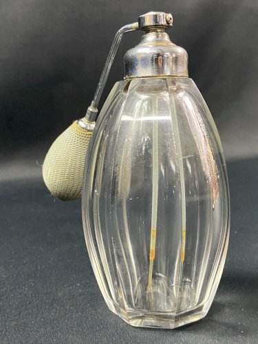 Grand flacon à parfum vaporisateur en cristal de Baccarat 1920-1930