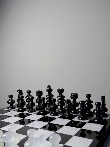 Grand jeux dechecs vintage années 70 marbre blanc et noir artisanat Italien