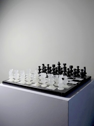 Grand jeux dechecs vintage années 70 marbre blanc et noir artisanat Italien