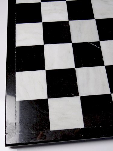 Grand jeux dechecs vintage années 70 marbre blanc et noir artisanat Italien