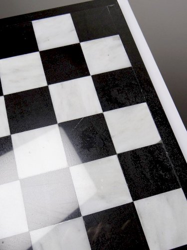 Grand jeux dechecs vintage années 70 marbre blanc et noir artisanat Italien