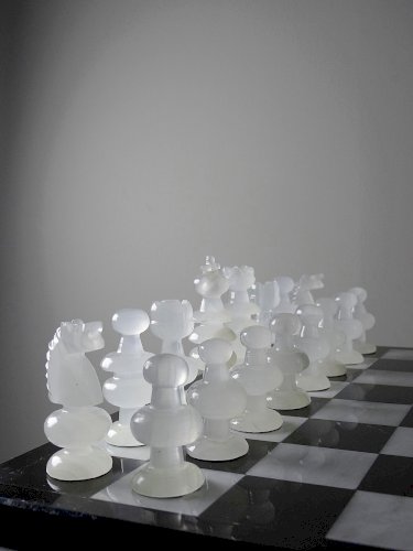 Grand jeux dechecs vintage années 70 marbre blanc et noir artisanat Italien
