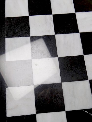 Grand jeux dechecs vintage années 70 marbre blanc et noir artisanat Italien