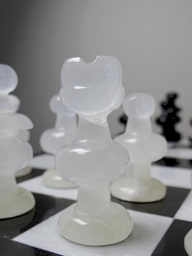 Grand jeux dechecs vintage années 70 marbre blanc et noir artisanat Italien