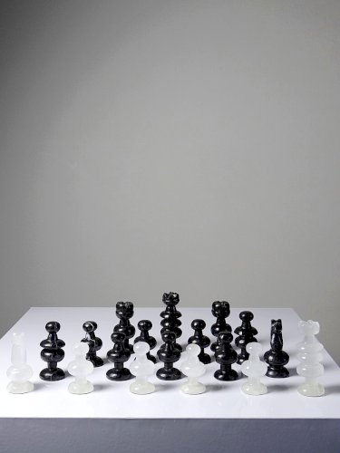 Grand jeux dechecs vintage années 70 marbre blanc et noir artisanat Italien
