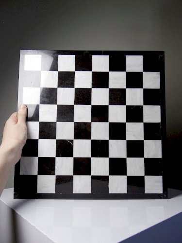 Grand jeux dechecs vintage années 70 marbre blanc et noir artisanat Italien