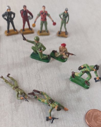 Grand lot danciennes mini figurines, soldats, Starlux, 3 cm