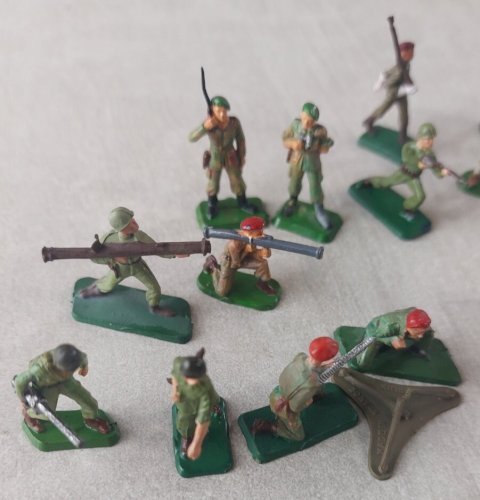 Grand lot danciennes mini figurines, soldats, Starlux, 3 cm