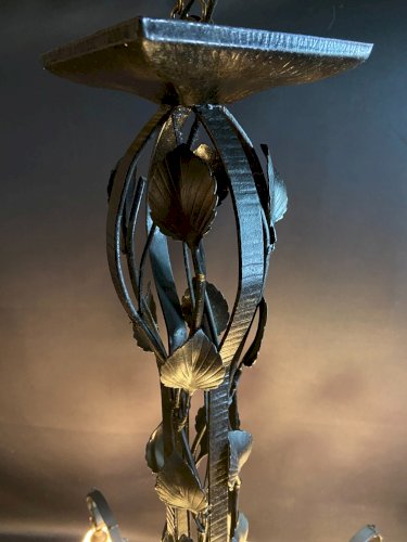 Grand lustre Art déco en fer forgé et verre satiné signé Degué