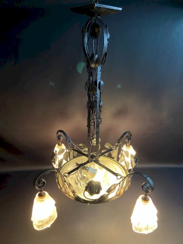 Grand lustre Art déco en fer forgé et verre satiné signé Degué