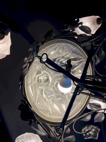 Grand lustre Art déco en fer forgé et verre satiné signé Degué