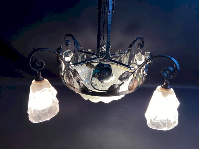 Grand lustre Art déco en fer forgé et verre satiné signé Degué