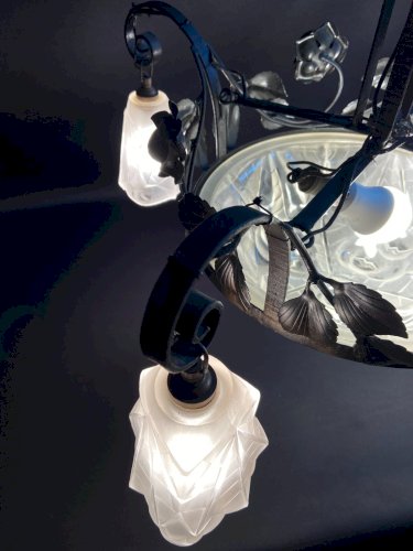 Grand lustre Art déco en fer forgé et verre satiné signé Degué