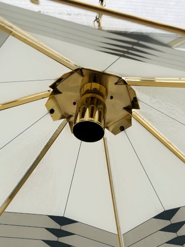 Grand lustre suspension Massive en laiton et verre opalin vintage